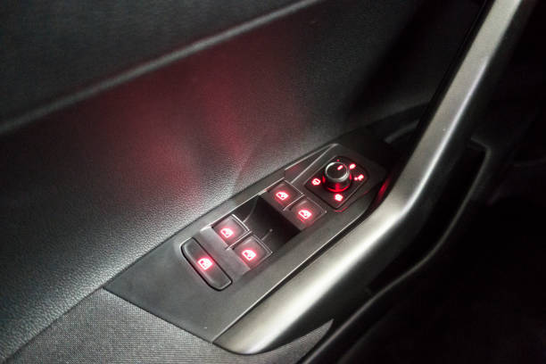 finger-push-lock-taste von autotüren. - car door push button lock car stock-fotos und bilder