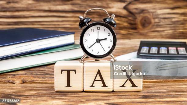 オフィスの職場の時計で税金という言葉ビジネスコンセプト - 納税申告書のストックフォトや画像を多数ご用意 - 納税申告書, 税金, 時計