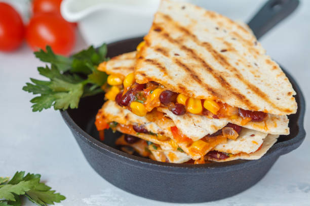 무 쇠 프라이팬에 치즈와 야채 채식 끝나기 전 - quesadilla chicken mexican cuisine cheese 뉴스 사진 이미지