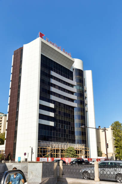 edificio del banco de kapital en bakú - kapital fotografías e imágenes de stock