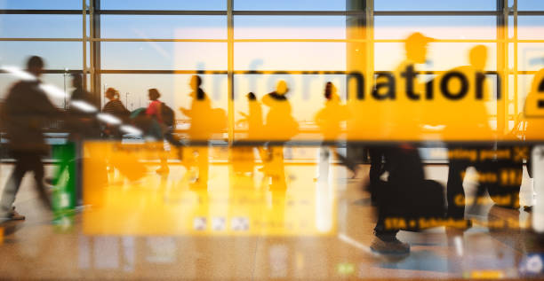 viele zeichen im flughafen-terminal-gebäude - amsterdam airport stock-fotos und bilder