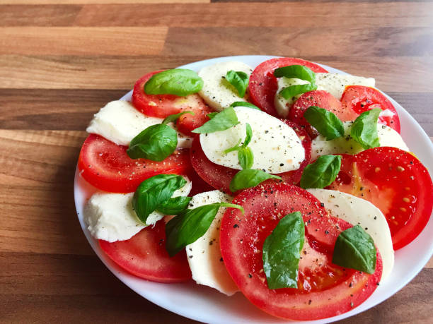 foto de ensalada saludable con mozzarella, tomate y albahaca - caprese salad salad restaurant vinegar fotografías e imágenes de stock