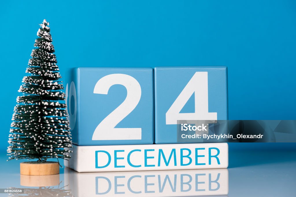 Foto de Véspera De Natal 24 De Dezembro Dia 24 Do Mês De Dezembro  Calendário Com Árvore De Natal Sobre Fundo Azul Tempo De Inverno Conceito  De Ano Novo e mais fotos