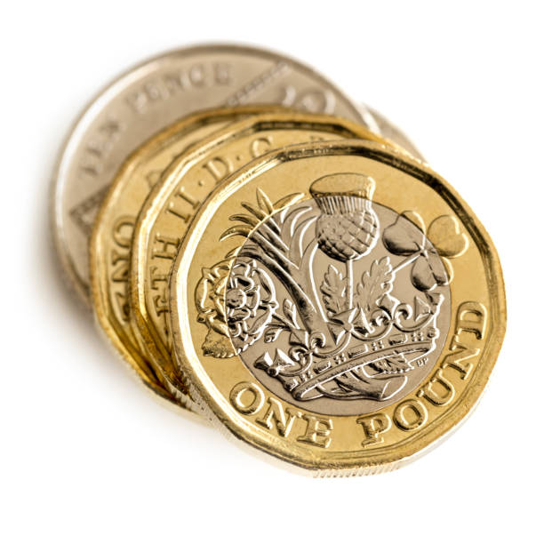 stapel von britischen münzen isoliert auf weißem draufsicht - coin british currency british coin stack stock-fotos und bilder