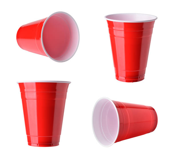 conjunto de copos de festa de plástico vermelho, isolado no fundo branco - cup - fotografias e filmes do acervo