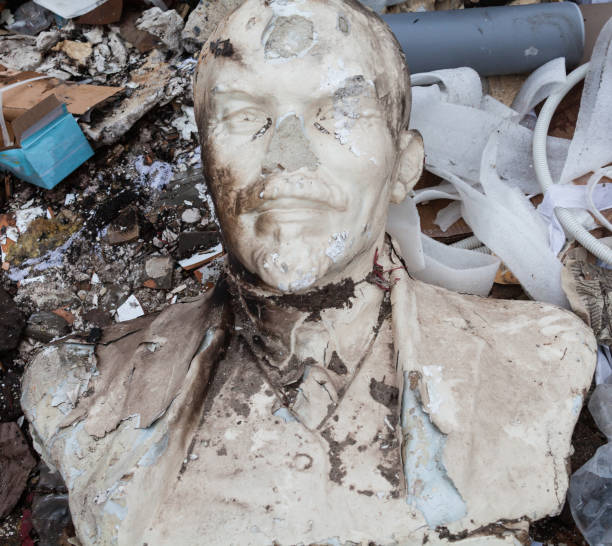 decommunization. damaged bust of lenin - vladimir lenin imagens e fotografias de stock