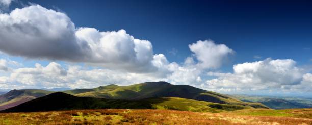 linea di cresta skiddaw da knott - langdale pikes panoramic english lake district cumbria foto e immagini stock