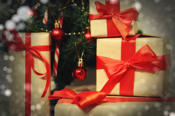 istock many family Christmas gift 881845556
