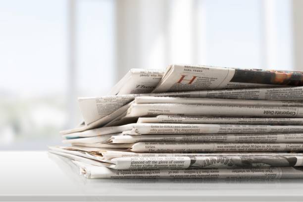 стек. - newspaper the media recycling stack стоковые фото и изображения