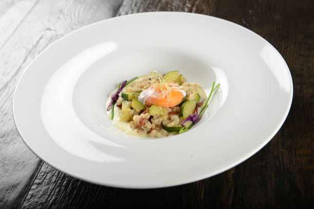 Risoto com legumes e ovo - foto de acervo