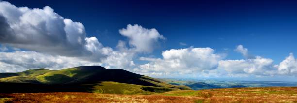 cienie nad lasem skiddaw - panoramic langdale pikes english lake district cumbria zdjęcia i obrazy z banku zdjęć