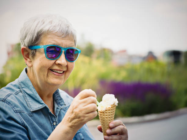 シニア観光女性 - women eating ice cream indigenous culture ストックフォトと画像