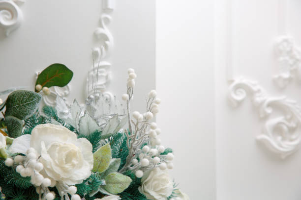 冬のスタイルは、白い背景の上のクリスマスの生花の花束 - christmas wedding bride winter ストックフォトと画像