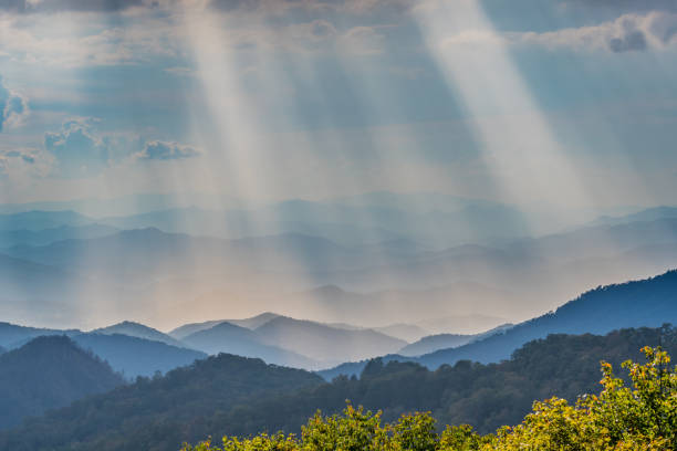 rays of sun shine over the blue ridge mountains - blue ridge mountains imagens e fotografias de stock
