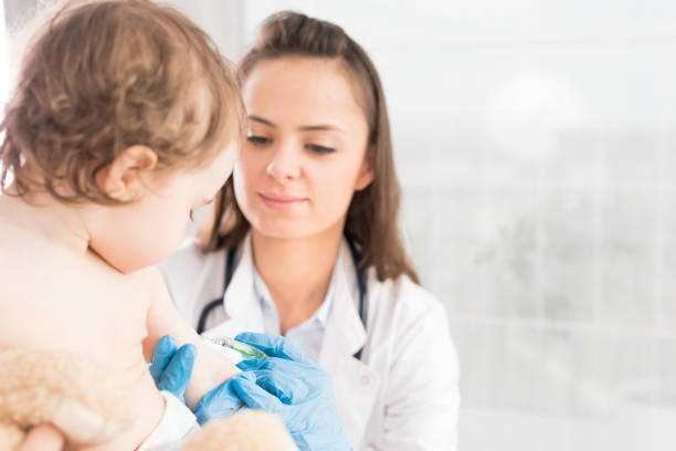 予防接種の少女。 - little girls vaccination child caucasian ストックフォトと画像