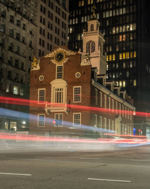 трафик проходя старый государственный дом в бостоне - boston old state house history famous place стоковые фото и изображения