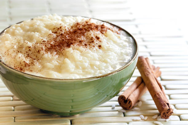 budino di riso con cannella - porridge foto e immagini stock