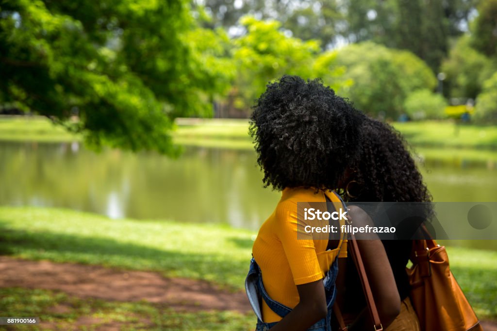 Afro Abstieg Mädchen, die eine tolle Zeit zusammen im park - Lizenzfrei Uganda Stock-Foto