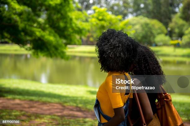 Afro Abstieg Mädchen Die Eine Tolle Zeit Zusammen Im Park Stockfoto und mehr Bilder von Uganda