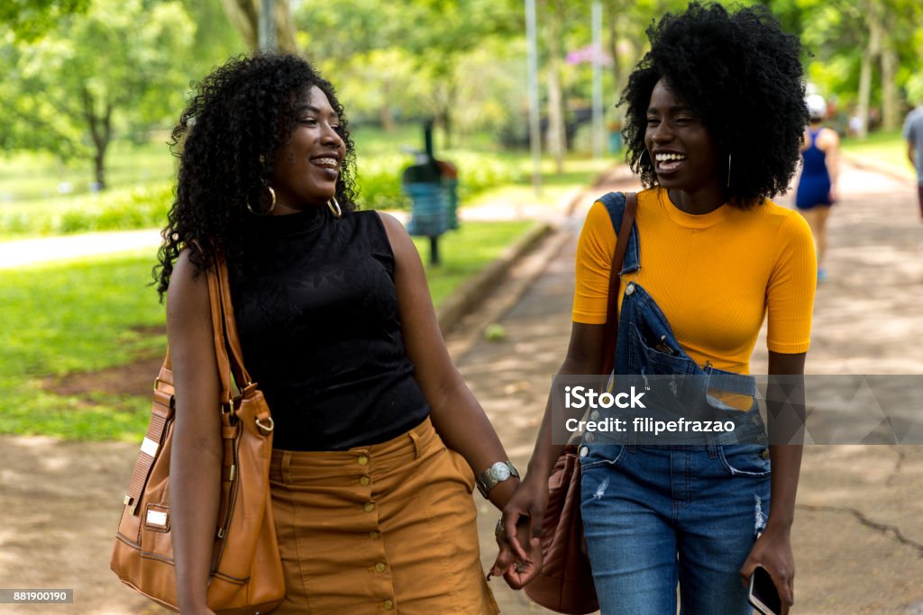 Afro Abstieg Mädchen, die eine tolle Zeit zusammen im park - Lizenzfrei Afrika Stock-Foto