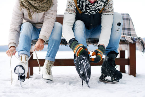 paar vorbereitungen zum eislaufen - schlittschuh oder rollschuh stock-fotos und bilder