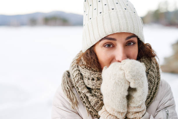 istock Pretty woman trying to keep warm 881936528
