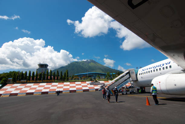 Sultan Babullah airport of Ternate Mount Gamalama in the background of Sultan Babullah is the airport of Ternate, the main city in the province of North Maluku, Indonesia ternate stock pictures, royalty-free photos & images