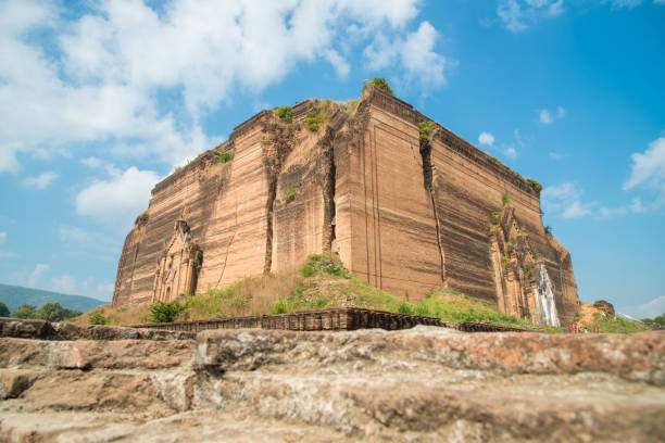 пагода мингун является самой большой неполной пагодой в мьянме. - burmese culture myanmar old outdoors стоковые фото и изображения