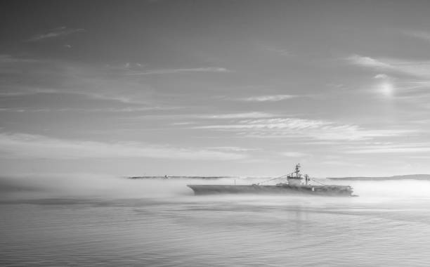 schlachtschiff im nebel - battleship armed forces canada sunlight stock-fotos und bilder