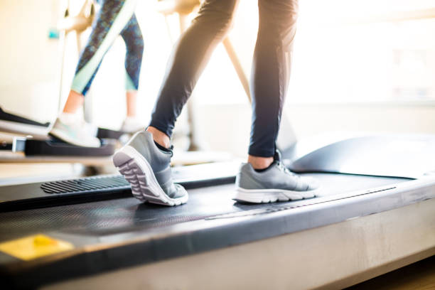 istock Couple training at the gym 881969658