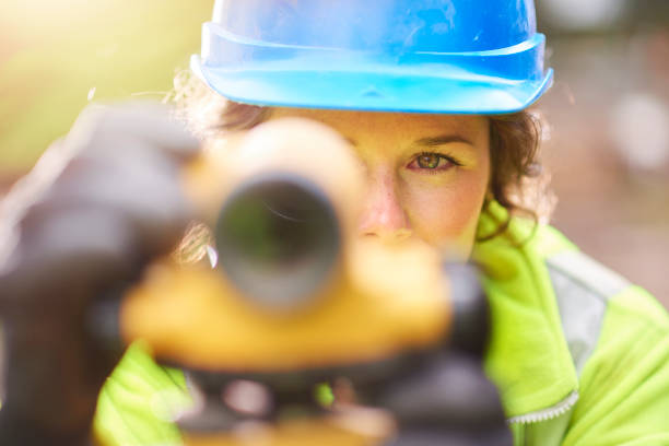 theodolite worker a young female surveyor checking her levels on site civil engineer stock pictures, royalty-free photos & images