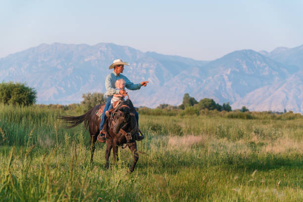 reiten auf einem pferd mit seiner jungen tochter vater - cowboy cowboy hat hat summer stock-fotos und bilder