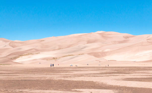 caminhando em direção as grandes dunas de areia - bizarre landscape sand blowing - fotografias e filmes do acervo