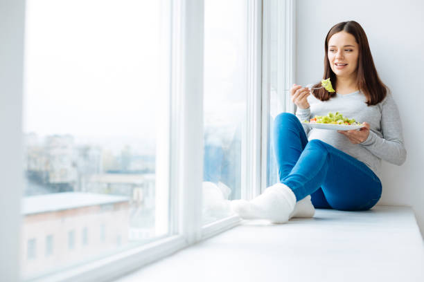 istock Thoughtful pregnant woman has her lunch 882116192