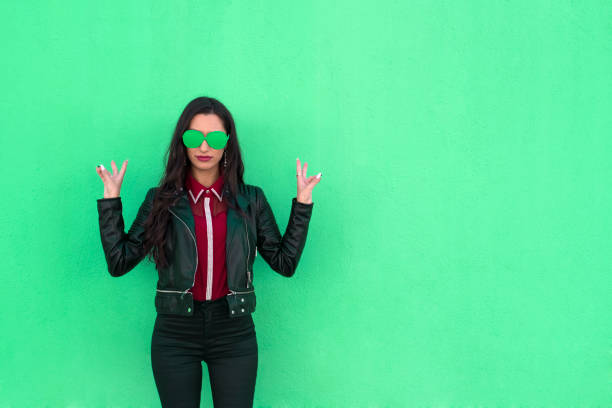 signe de la paix de sexy jeune femme avec des lunettes colorées sur fond vert - femme fatale one person make up cool photos et images de collection