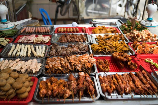 le barbecue a l’air délicieux d’un restaurant à sa pa, viêt nam - vietnam market asia bird photos et images de collection