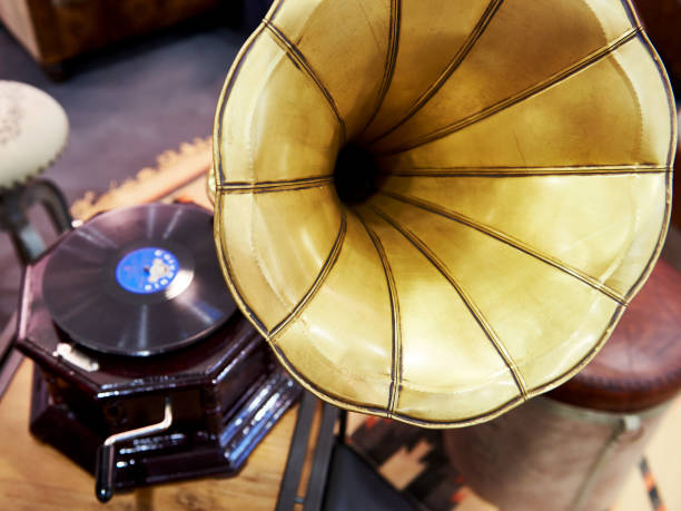 istock Vintage antique gramophone with phonograph record 882137690
