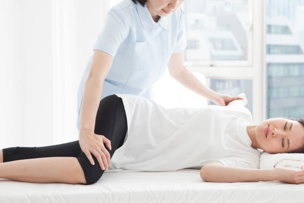 traitement de tordre votre taille. - torso physical therapy patient relaxation exercise photos et images de collection