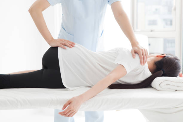 traitement de tordre votre taille. - torso physical therapy patient relaxation exercise photos et images de collection