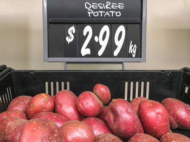 дезире картофель - red potato raw potato market red стоковые фото и изображения