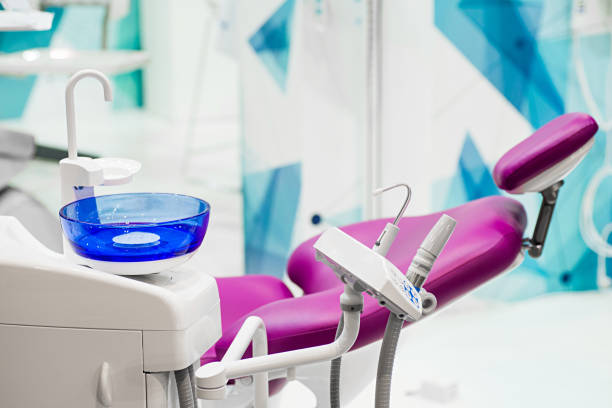 современный стоматологический стул в кабинете стоматолога - dentist office dentists chair chair nobody стоковые фото и изображения