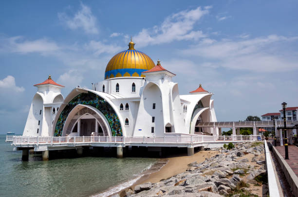 istock Malacca Straits Mosque, Melaka, Malaysia 882190094
