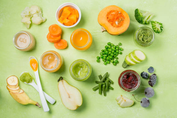 aliments pour bébés colorés purées dans des bocaux de verre - baby food photos et images de collection