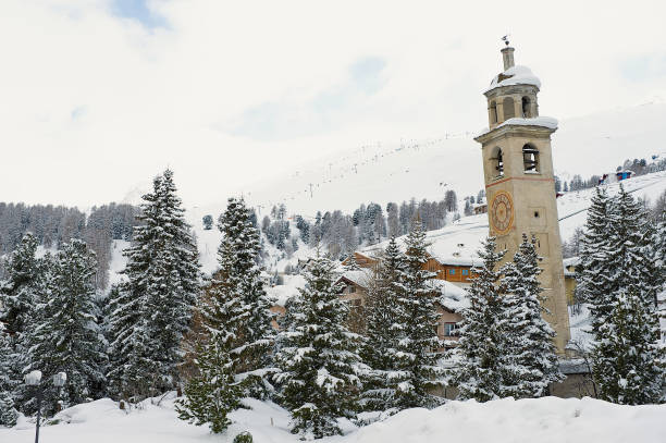 ve a la torre del campanario inclinado en la ciudad de resort esquí de st. moritz, suiza. - st moritz engadine mountain winter fotografías e imágenes de stock
