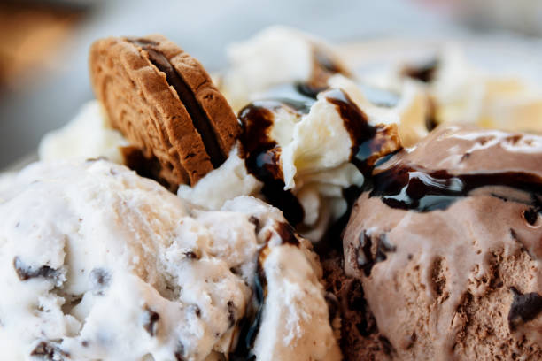 istock Chocolate Ice Cream Sundae With Sauce And Cookie Close-Up 882220946