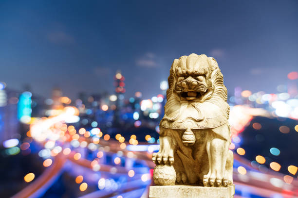 leões, bund em xangai antes o antigo edifício de pedra tradicionais chinês. - stone statue animal imitation asia - fotografias e filmes do acervo