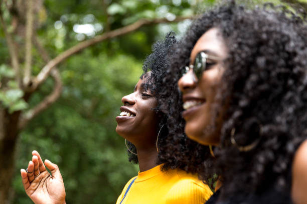 afro abstieg mädchen, die eine tolle zeit zusammen im park - afro amerikanischer herkunft stock-fotos und bilder