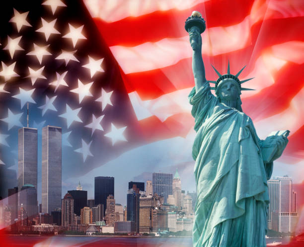 патриотические символы - горизонт манхэттена в нью-йорке (до 11 сентября) - symbolism стоковые фото и изображения