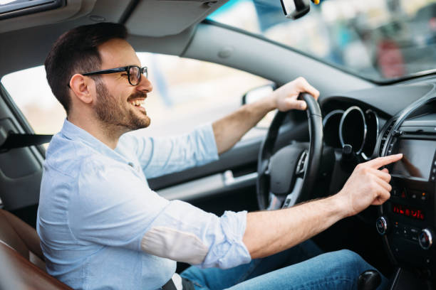 uomo che utilizza il sistema di navigazione gps in auto per viaggiare - car vehicle interior inside of dashboard foto e immagini stock