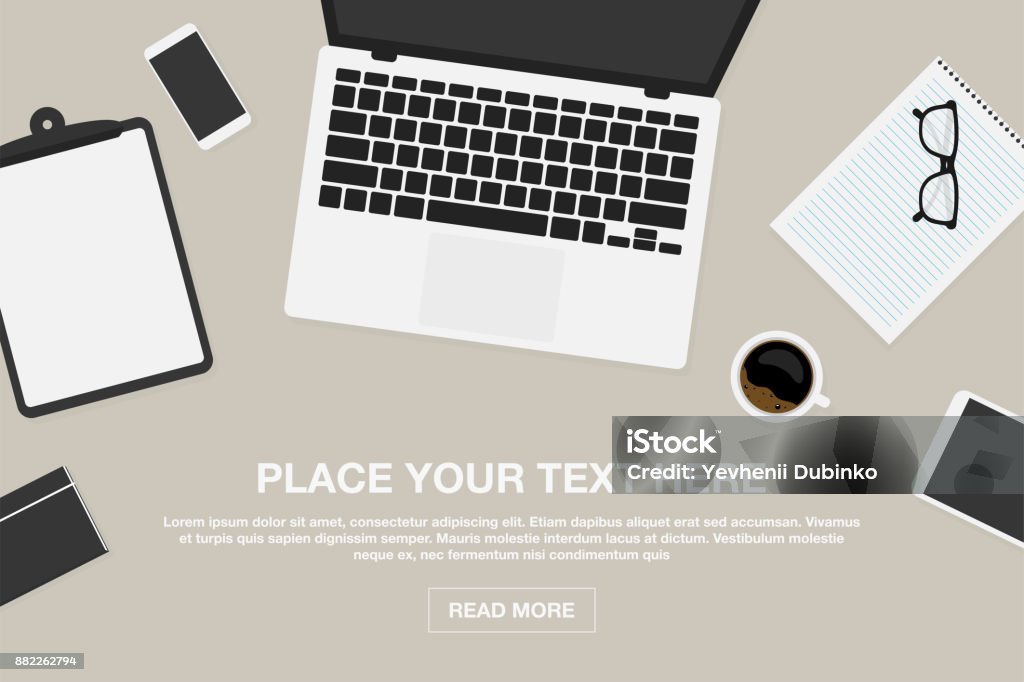 トップ ビューのワークスペース。ビジネスやフリーランスのワークプ レースのデザイン コンセプト。ノート パソコン、スマート フォン、カップ コーヒー、ノートと空白クリップボード メガネ - 机のロイヤリティフリーベクトルアート